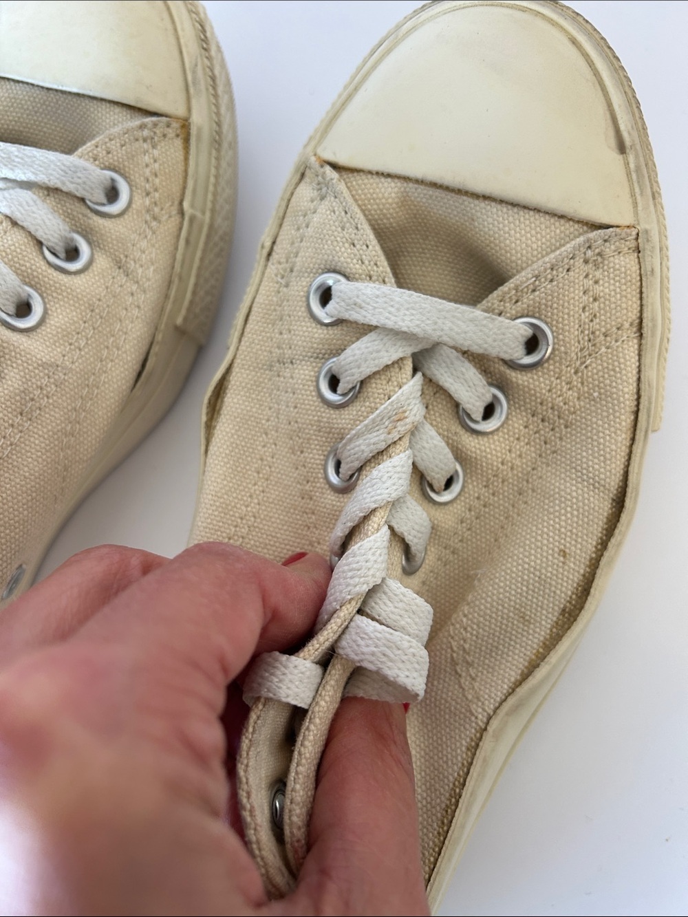 PLAY Comme des Garçons Converse Cream Canvas Sneakers with Red Heart Detail - Picture 6 of 7